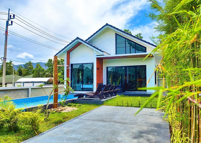 Sunny Petite Villa Close To Beach