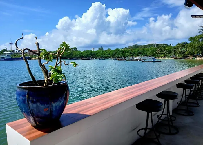 Water'S Edge Resort ,