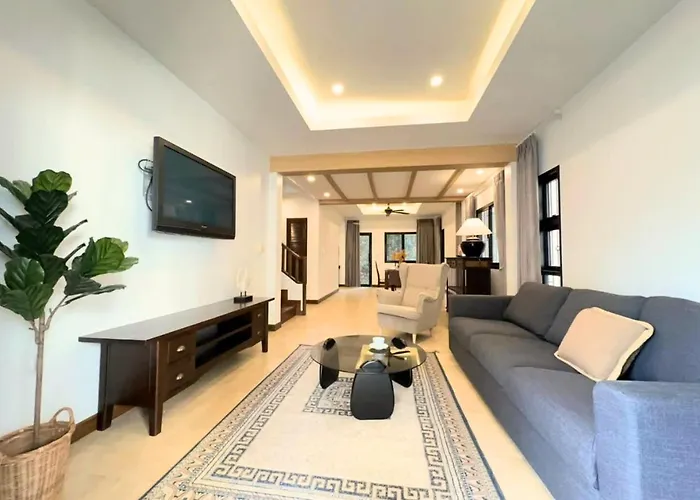 3 Bedroom Renovated Villa 3 Minutes To The Beach