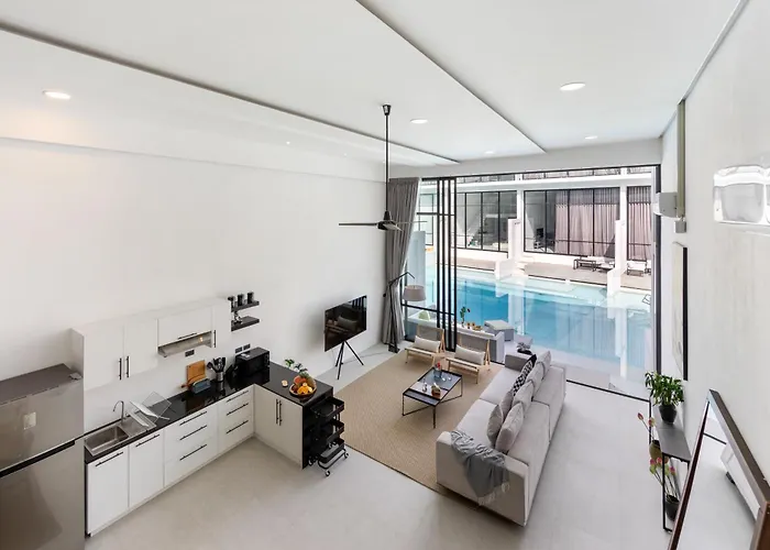 Elegant Pool Access Townhouse Near Beach