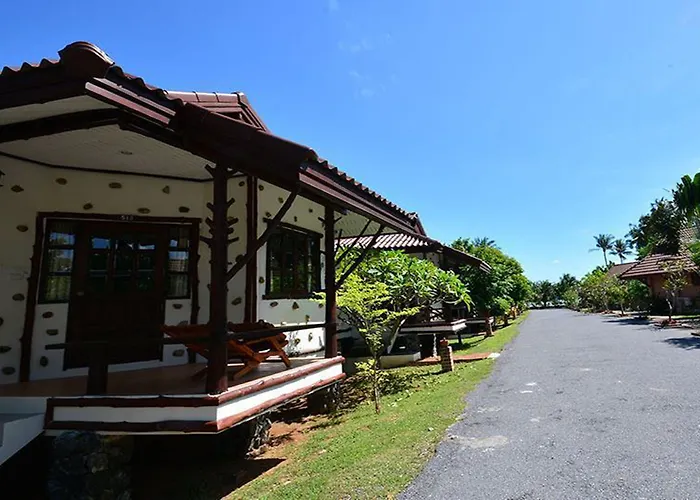 Alongkot Beach Resort
