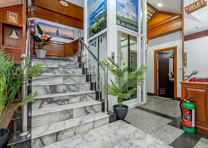 Patong Social Hotel & Restaurant, Patong Beach
