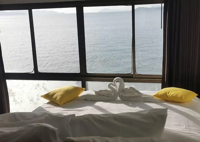 Jansom Beach Resort