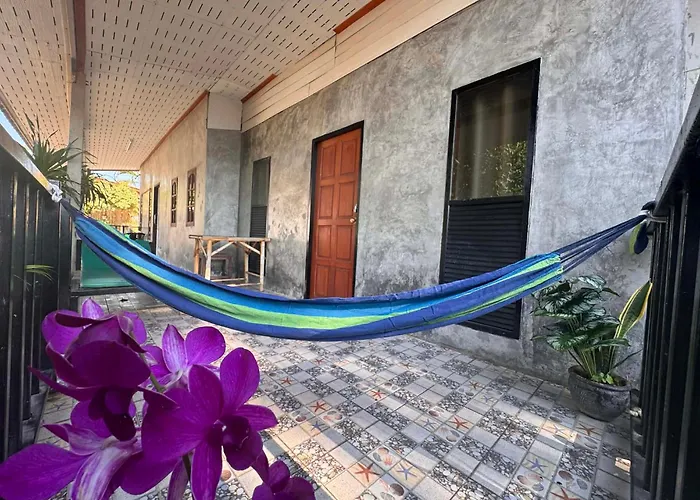 Lanta Natural Hut Garden