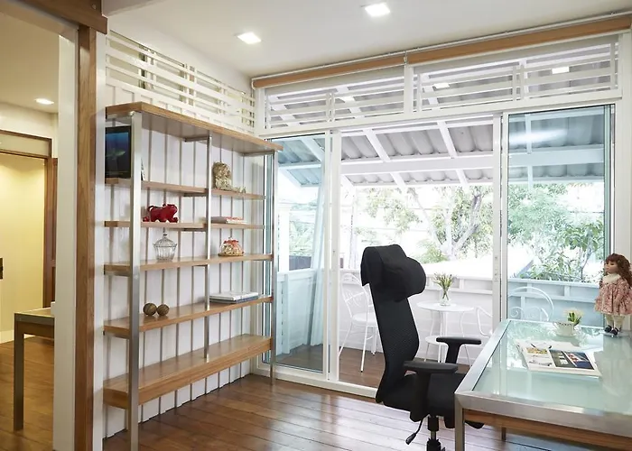 Uncle Loy'S Boutique House