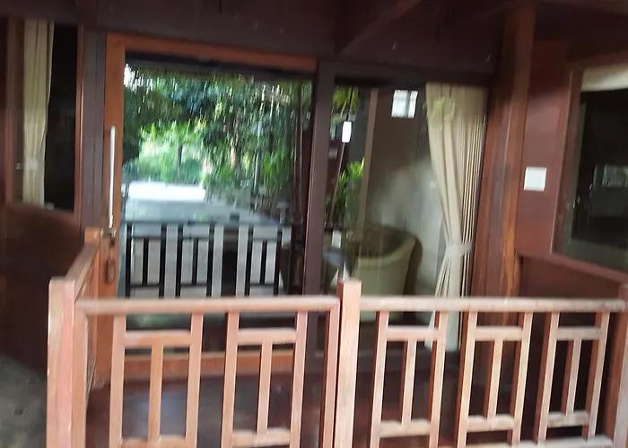 Ruean Mai Chai Khlong Amphawa