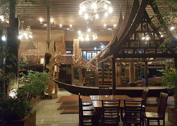 Ruean Mai Chai Khlong Amphawa